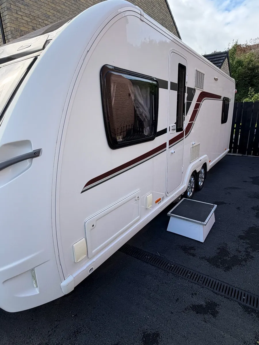 Swift conqueror 650 island bed caravan - Image 2