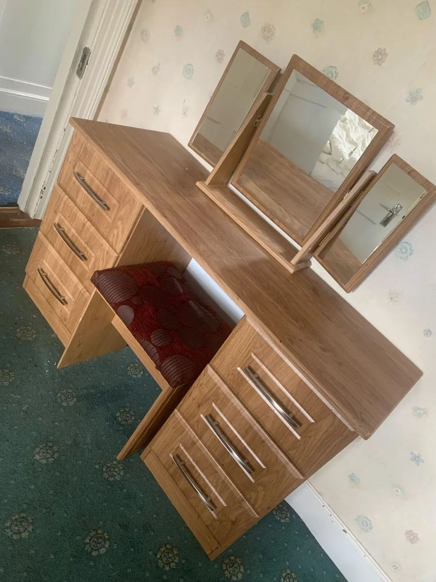 Desk with optional vanity mirror and stool - Image 1