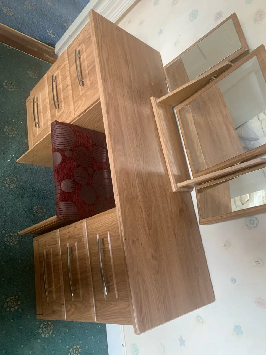 Desk with optional vanity mirror and stool - Image 2
