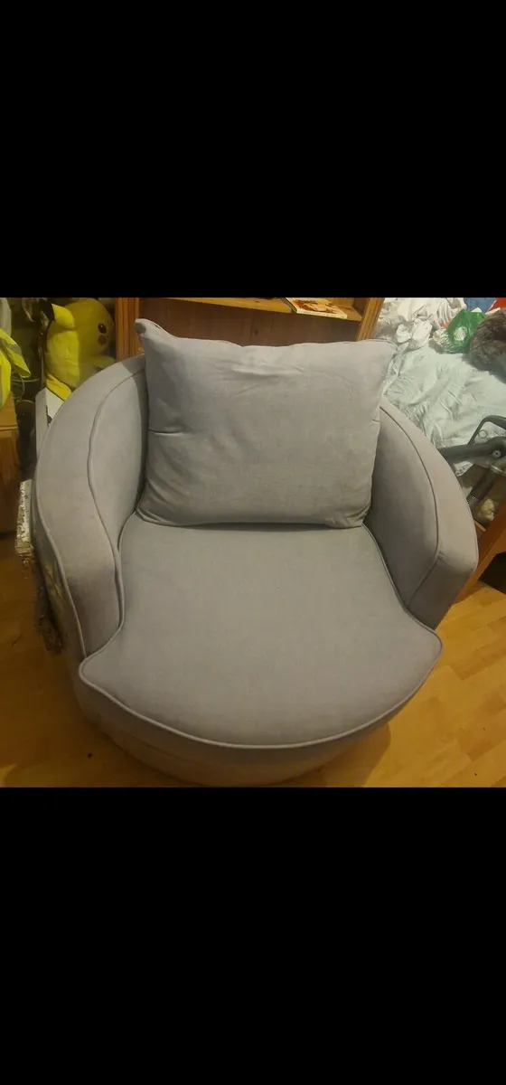 Purple round swivel chair