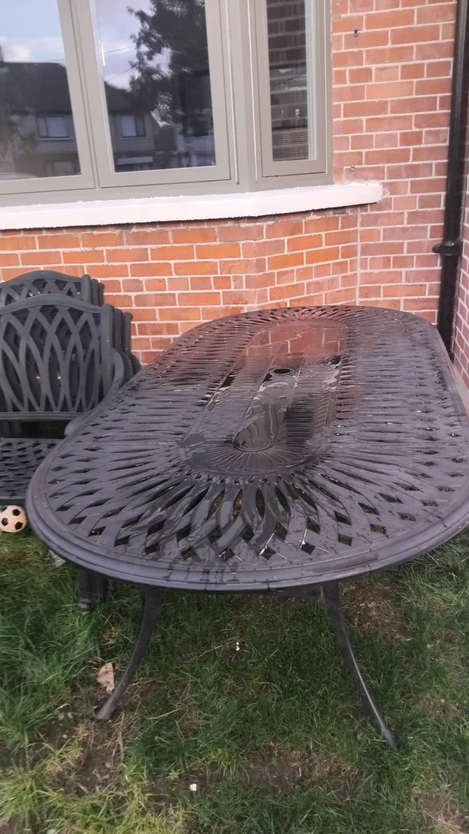 Cast iron table and chairs - Image 3