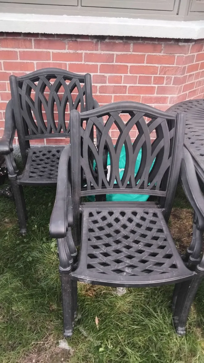Cast iron table and chairs - Image 4