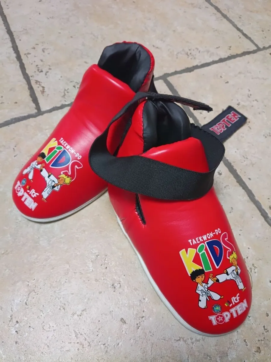 Taekwondo Set – Dobok, Helmet & Protective Gear - Image 1