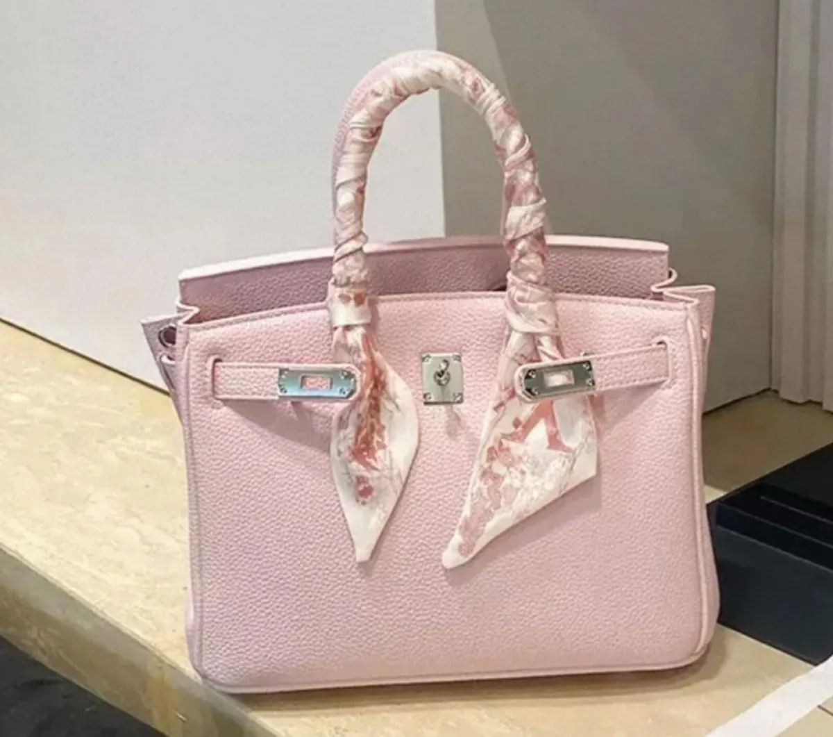 Luxury leather handbag - Image 1