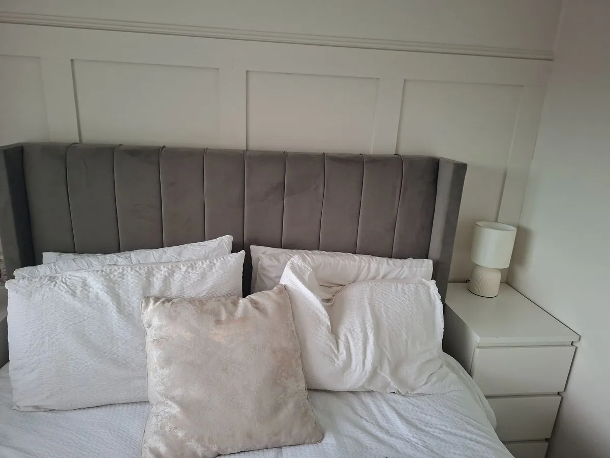 King size bed - Image 1