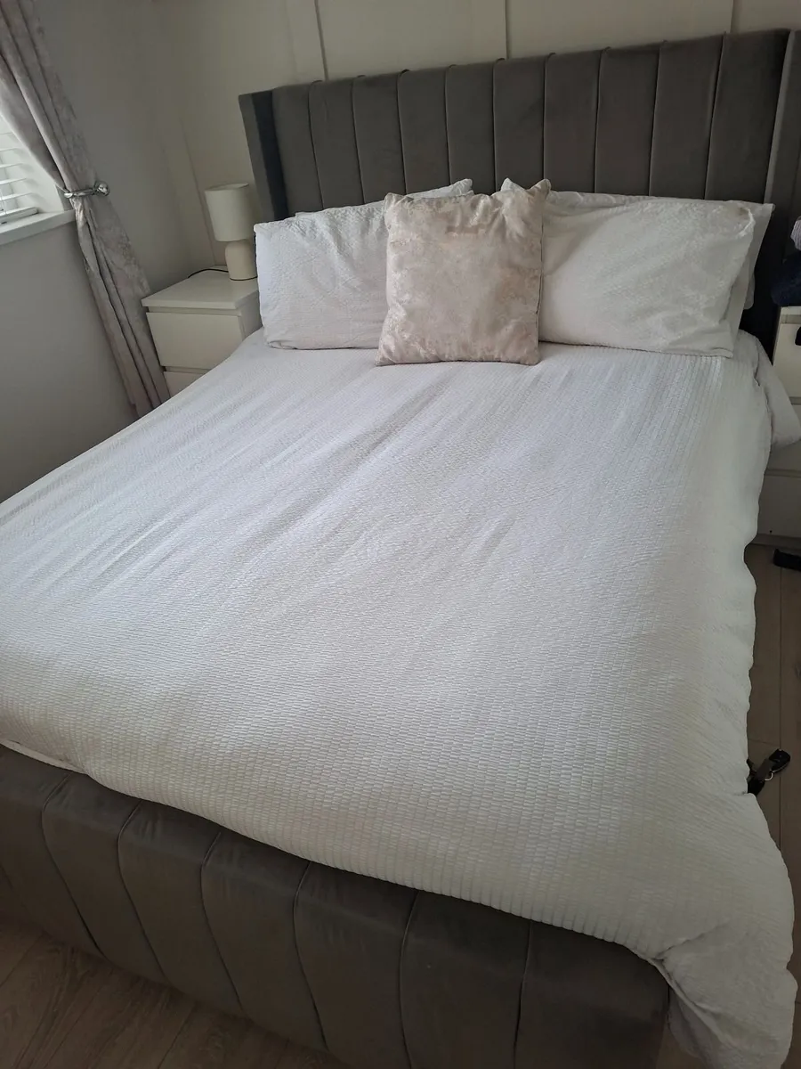 King size bed - Image 2
