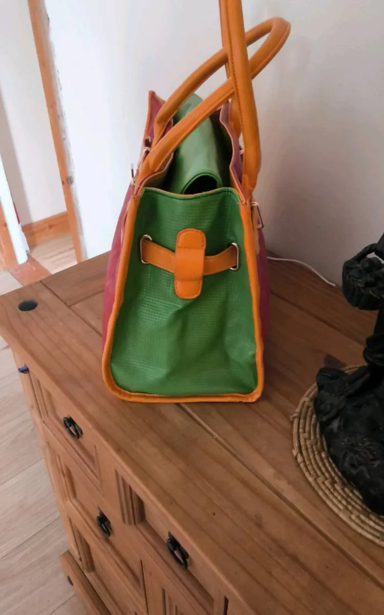 Lovely colourful good condition ladies handbag - Image 4