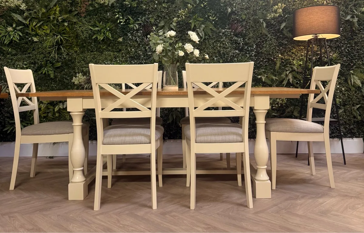 Montreux extending oak kitchen table & 6 chairs - Image 1