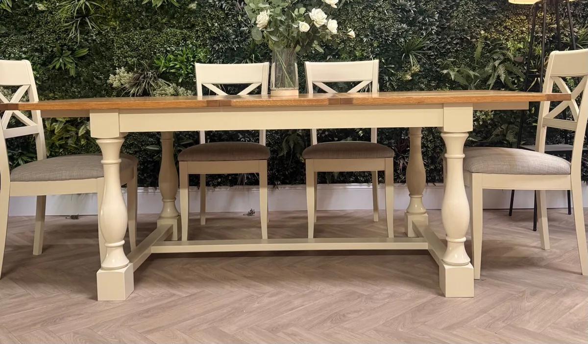 Montreux extending oak kitchen table & 6 chairs - Image 3