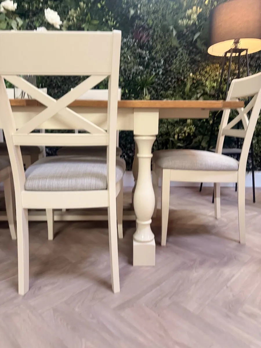 Montreux extending oak kitchen table & 6 chairs - Image 4