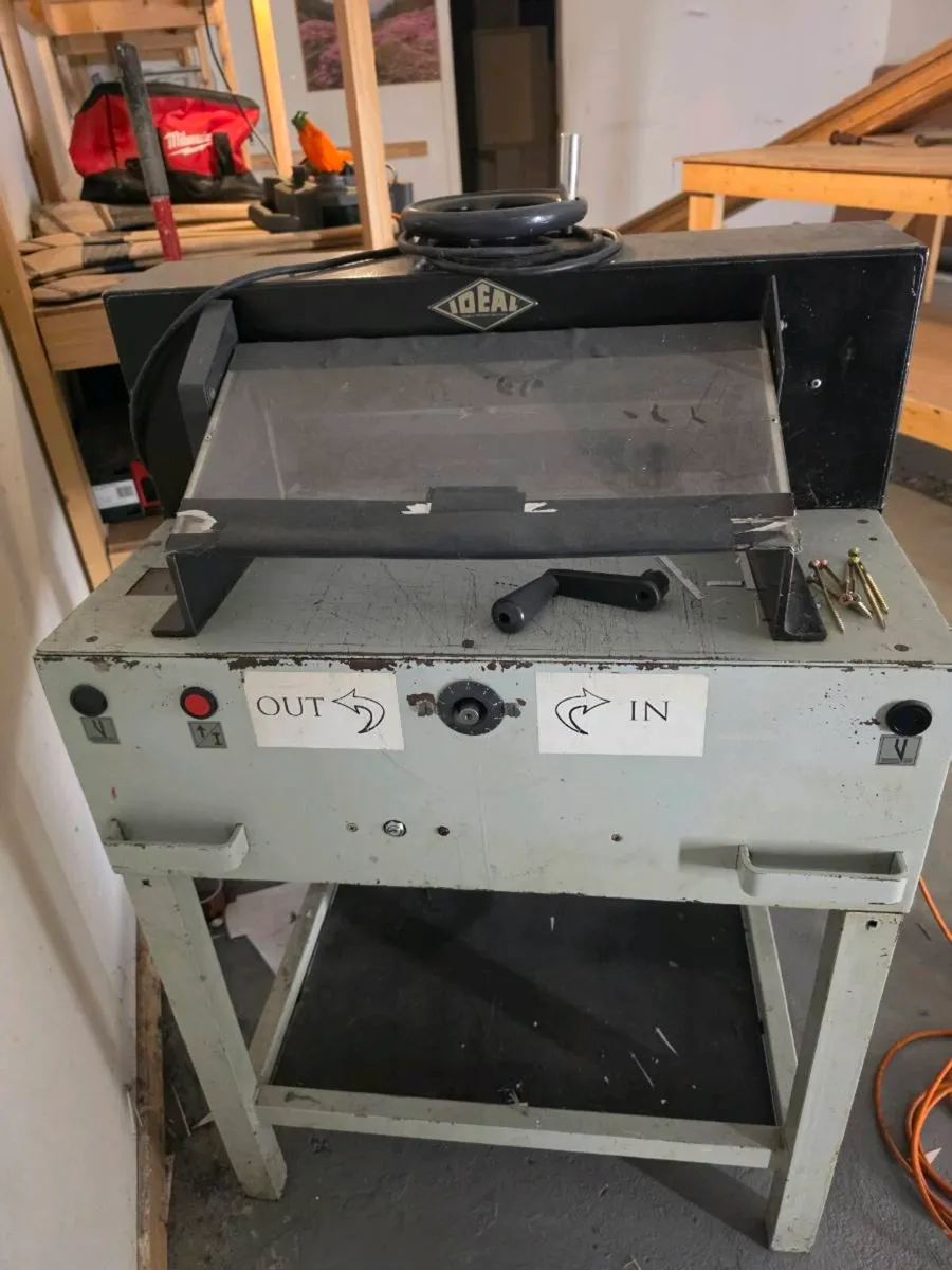 Paper guillotine - Image 1