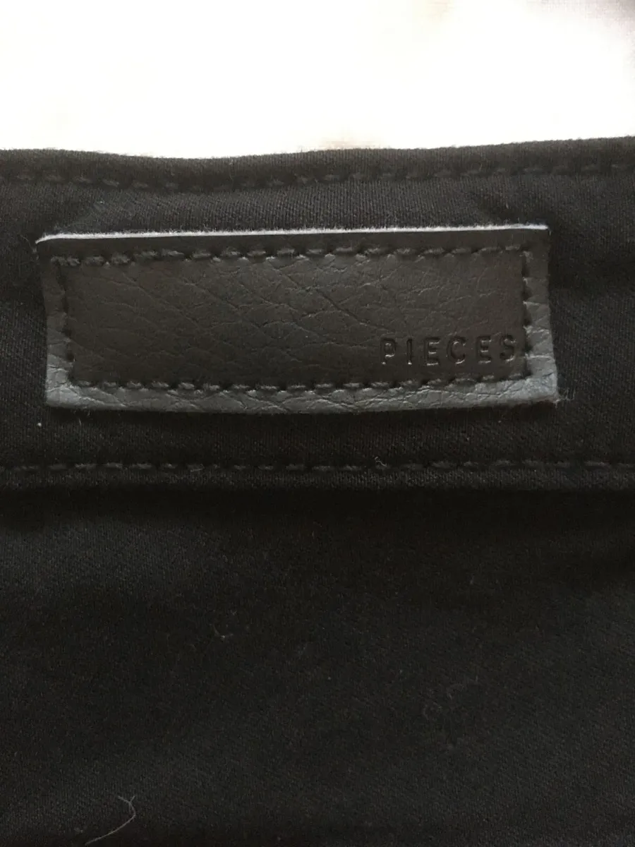 NEW Black Jeggings Jeans from the BRAND PIECES - Image 2