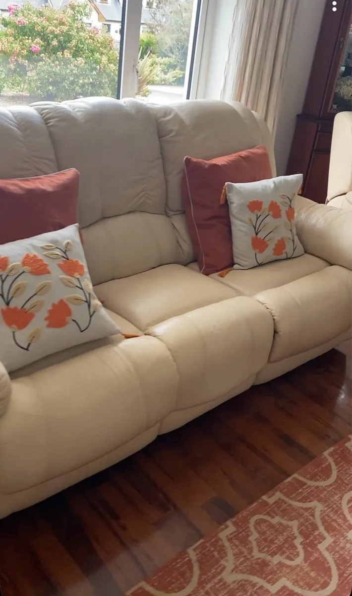Italian Leather 3 piece suite of furniture - Image 1