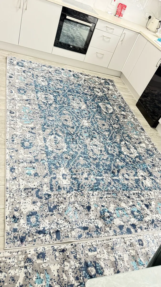 Rug like brand new - Image 1