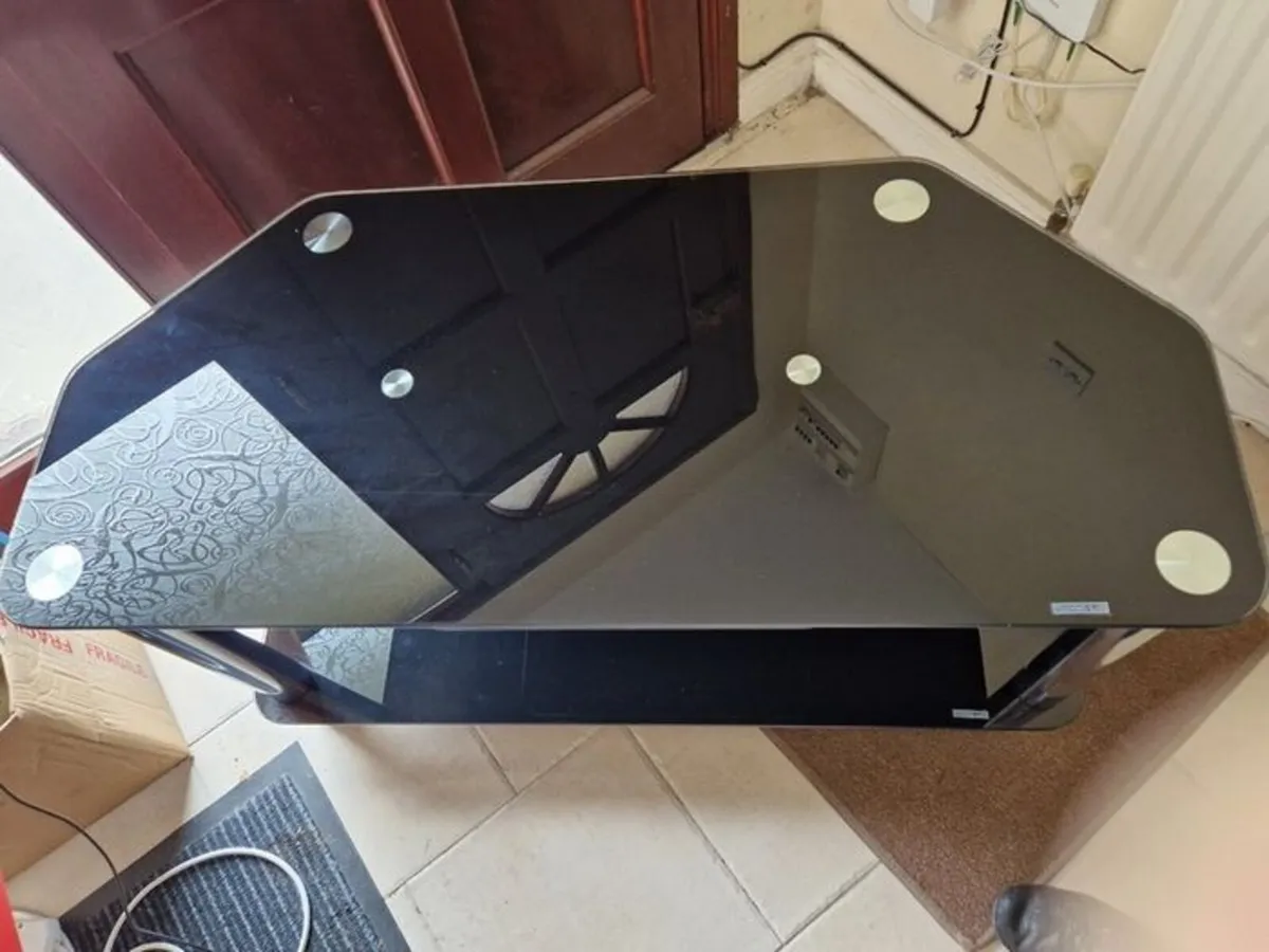 Tempered Glass TV Table, in Excellent/New Conditio - Image 1
