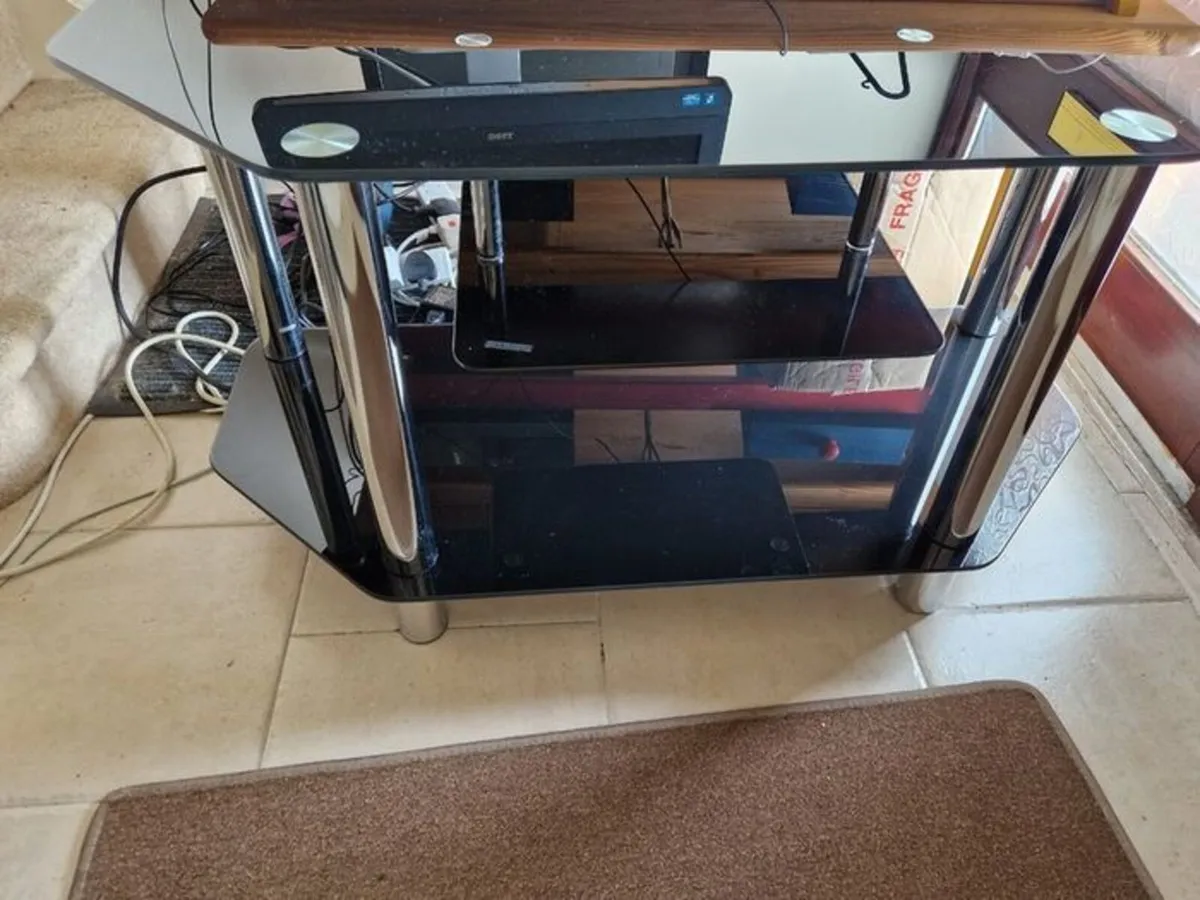 Tempered Glass TV Table, in Excellent/New Conditio - Image 4