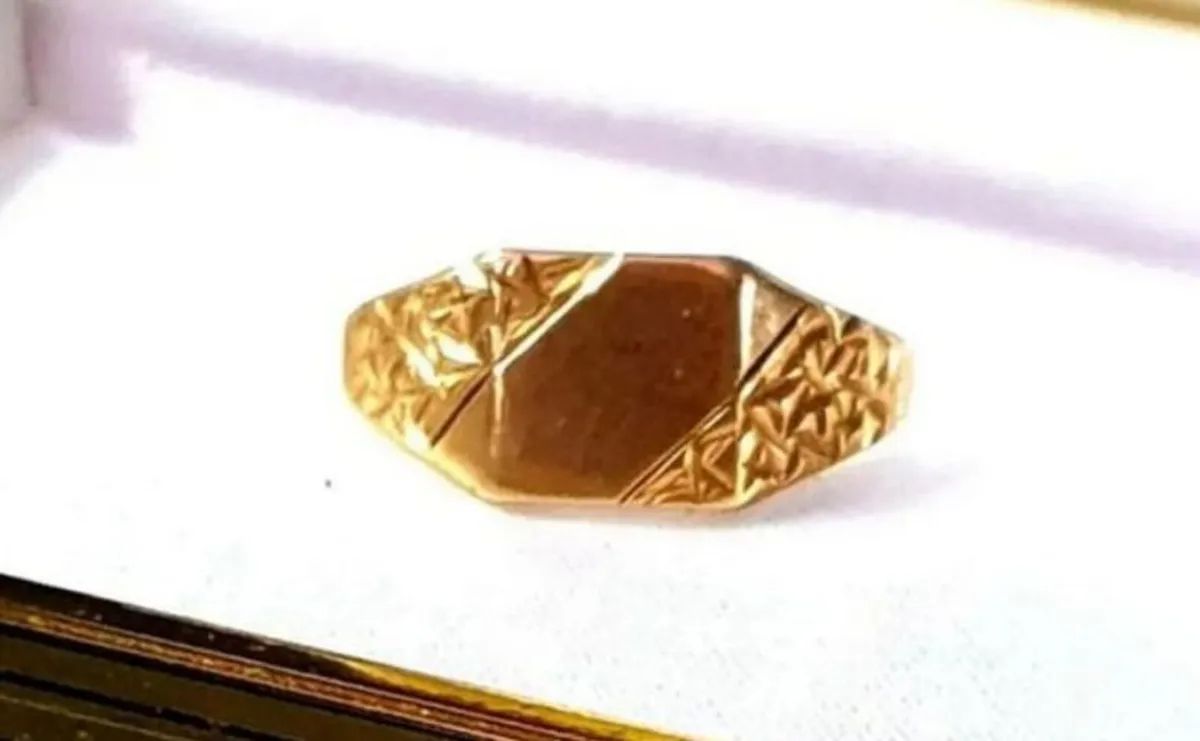 Vintage Gentlemans Signet Ring - Image 2