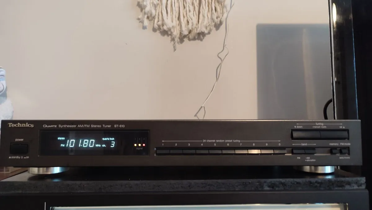 Technics ST-610 Quartz Synthesizer FM Stereo Tuner - Image 3