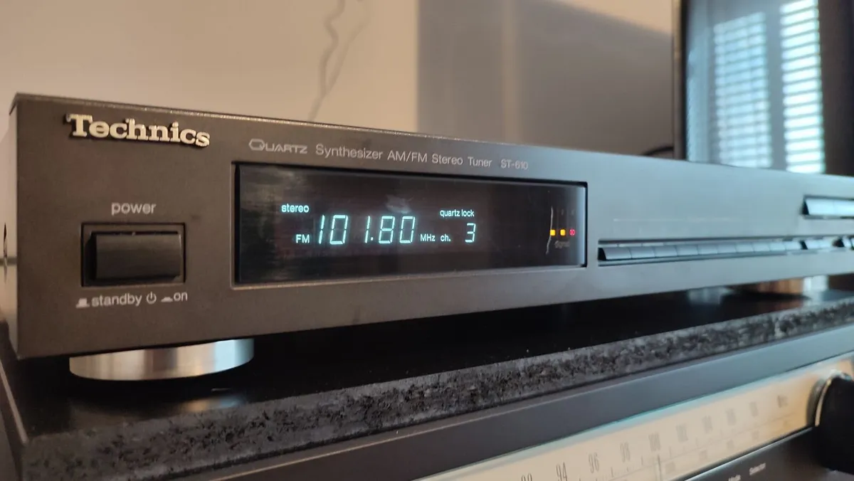 Technics ST-610 Quartz Synthesizer FM Stereo Tuner - Image 4