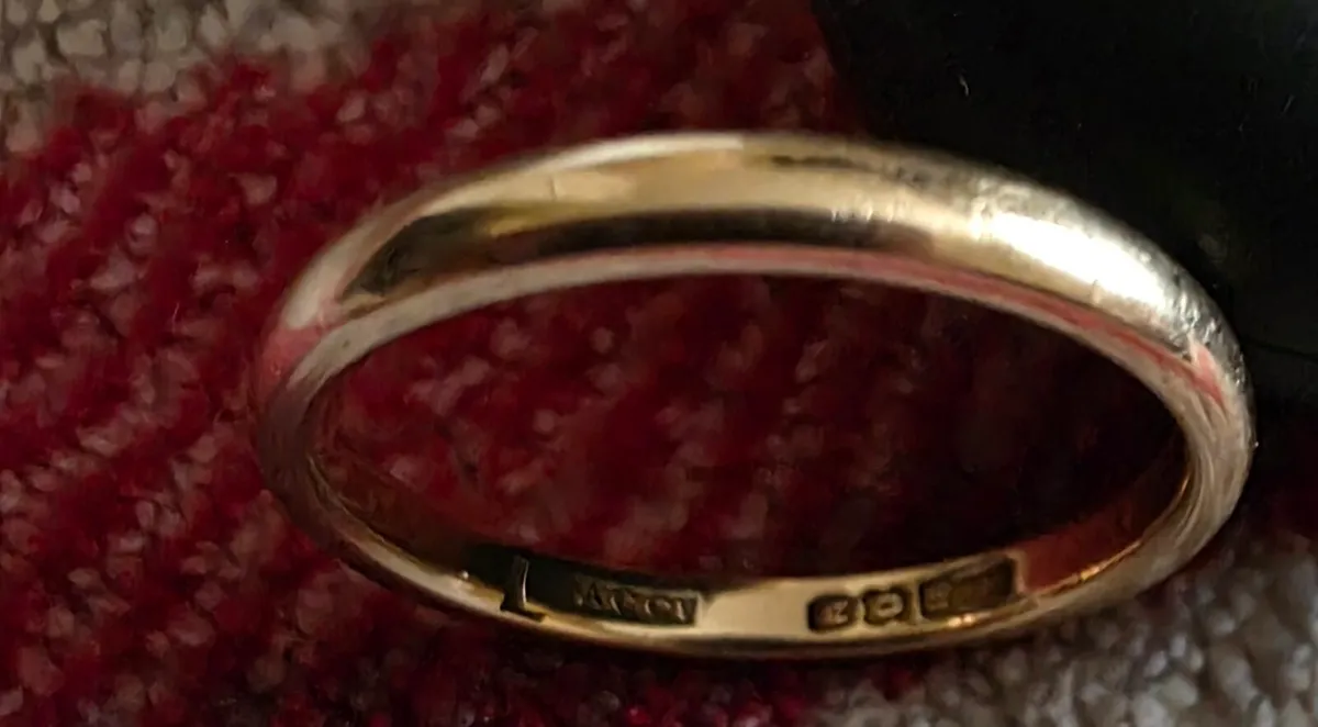 1910 18ct wedding Ring - Image 1