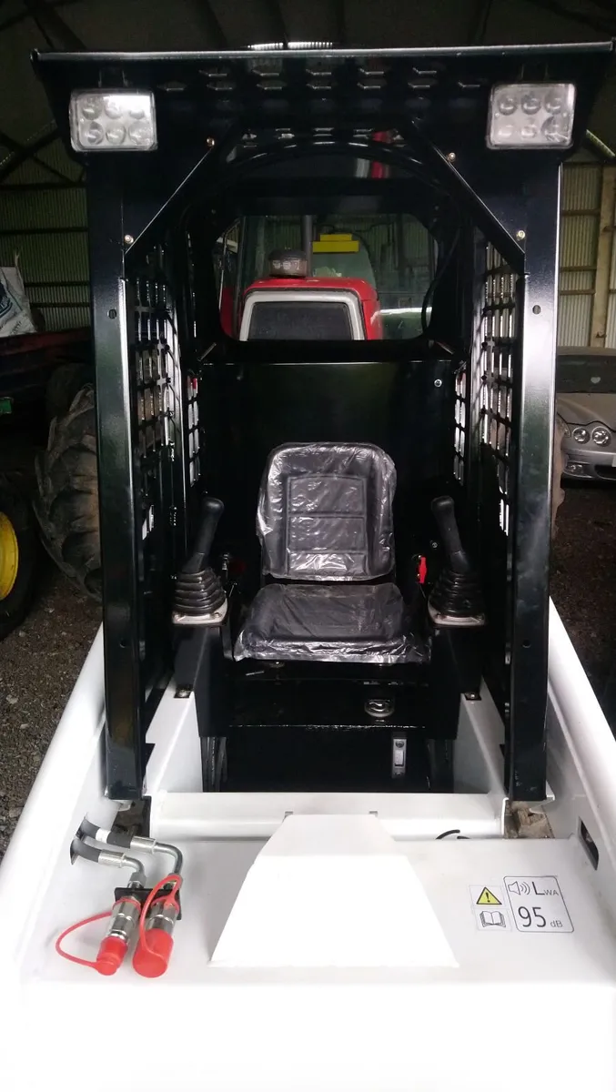 CAPTOK TRACKED SKIDSTEER - Image 2