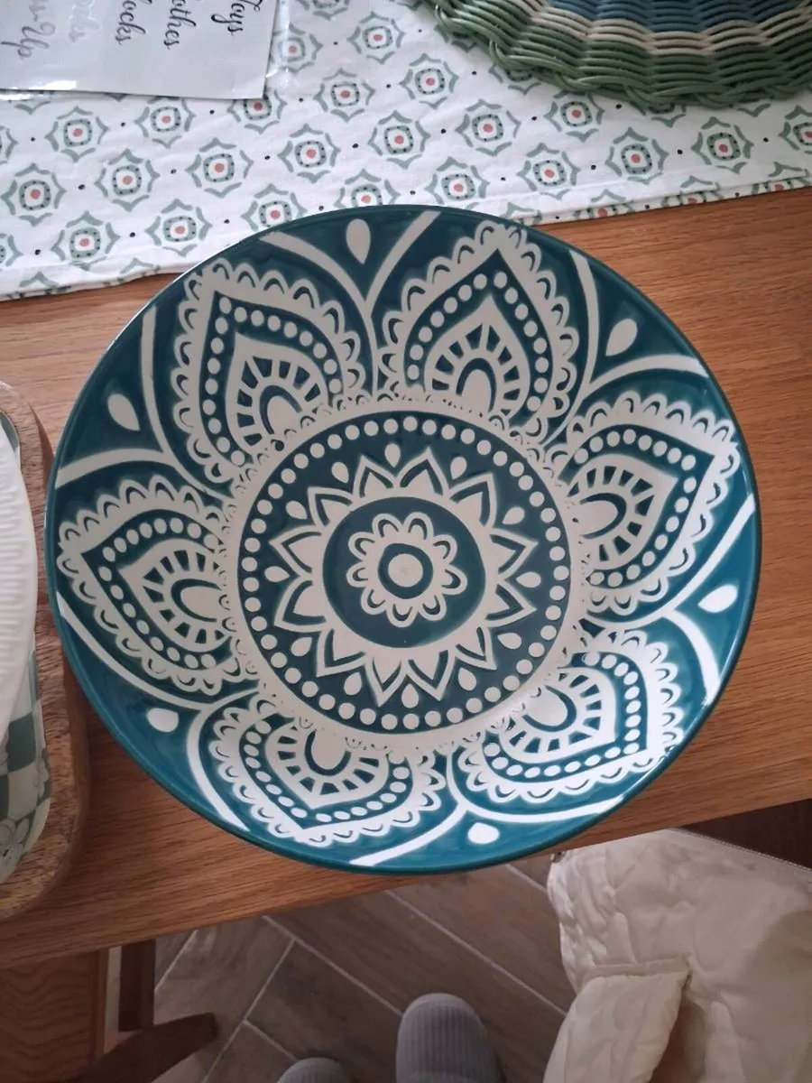 Selection of serving dishes - Image 3