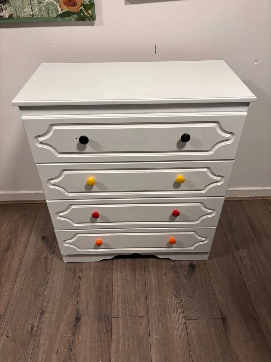 White chest of drawers - Image 1