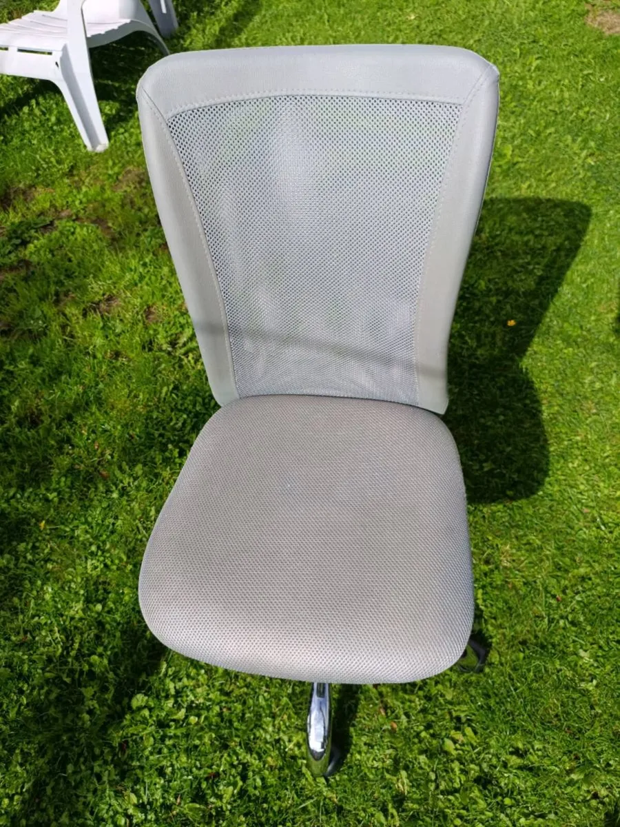 Swivel study gas lift chair, excellent condition - Image 1