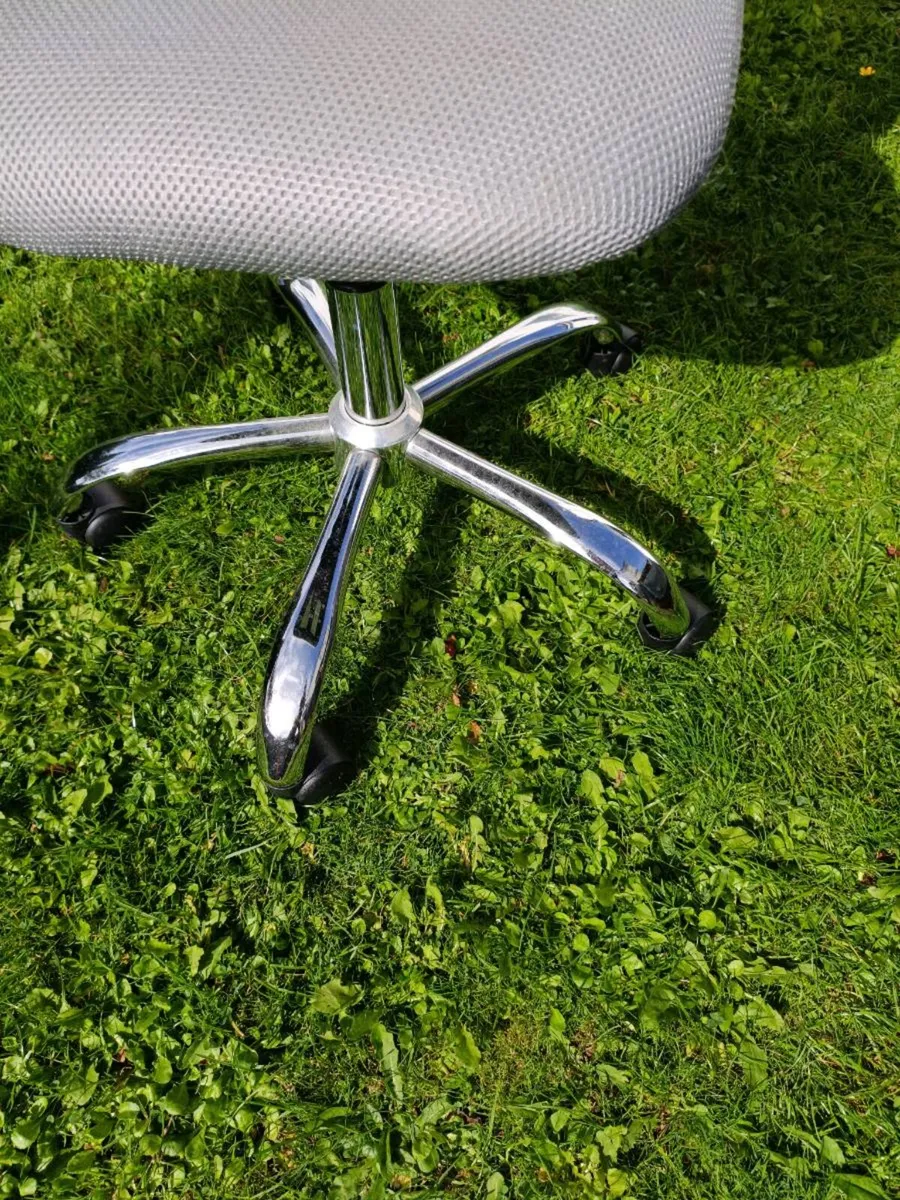 Swivel study gas lift chair, excellent condition - Image 2