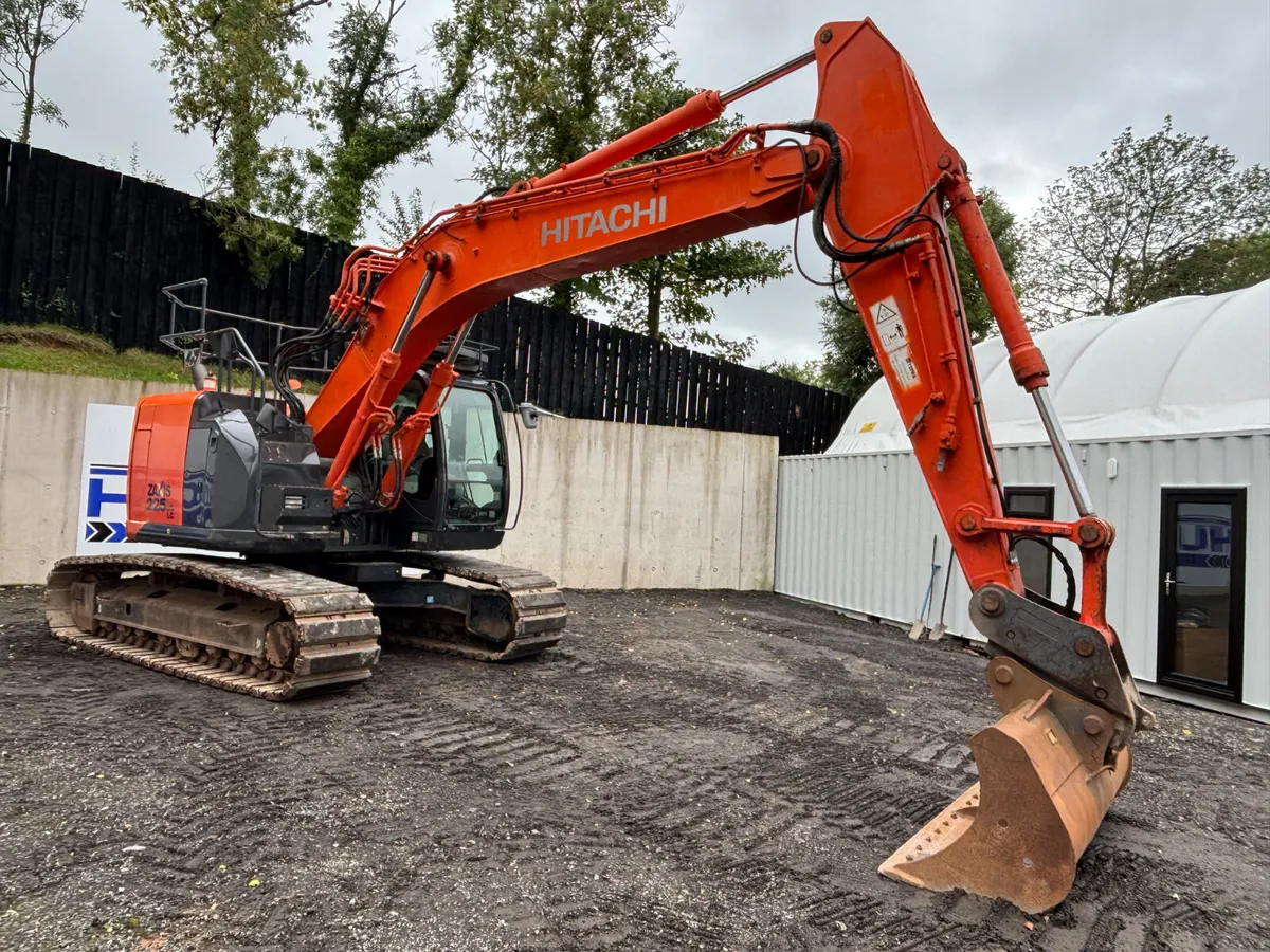 2015 HITACHI ZX225-5B **LOVELY EXAMPLE** - Image 1