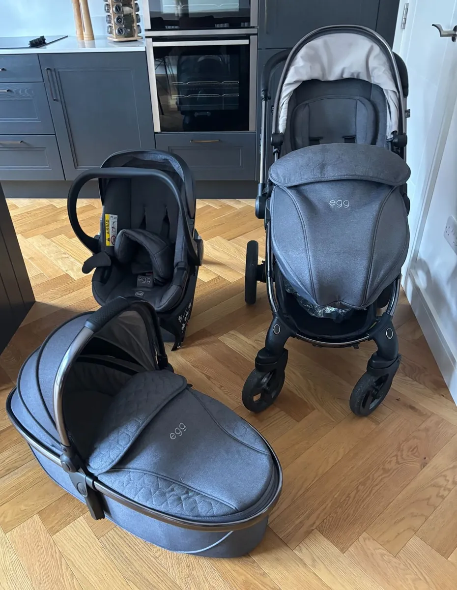 Egg2 Luxury Travel System Pram, Carrycot, Car Seat - Image 2