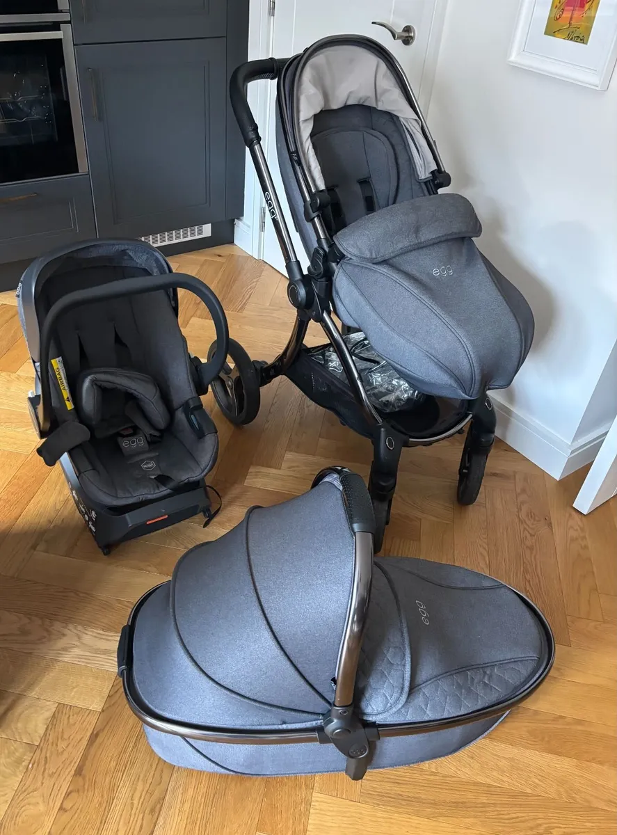 Egg2 Luxury Travel System Pram, Carrycot, Car Seat - Image 1