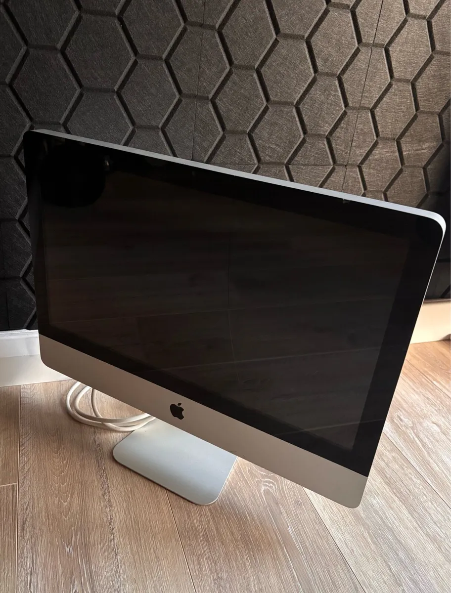 iMac 21.5 inch Mid 2010 - Image 2