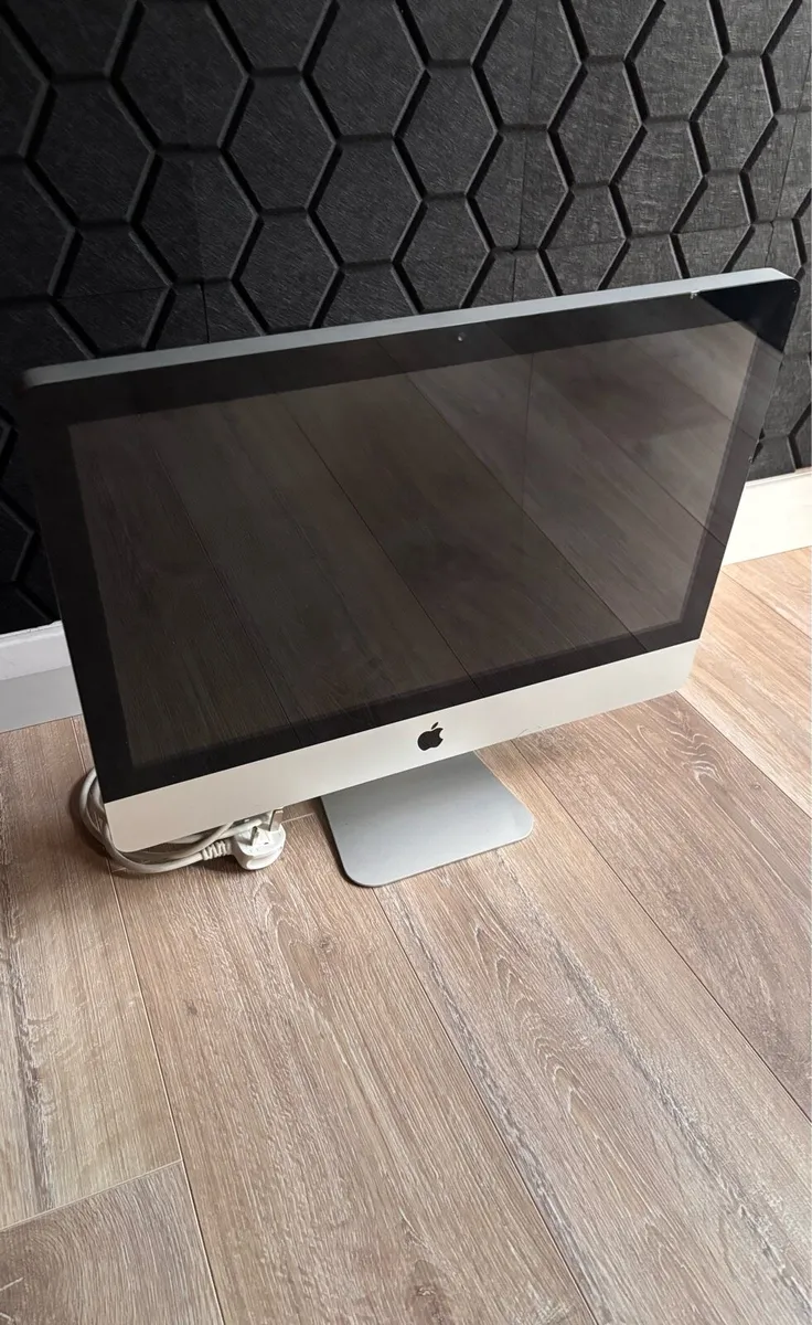iMac 21.5 inch Mid 2010 - Image 1