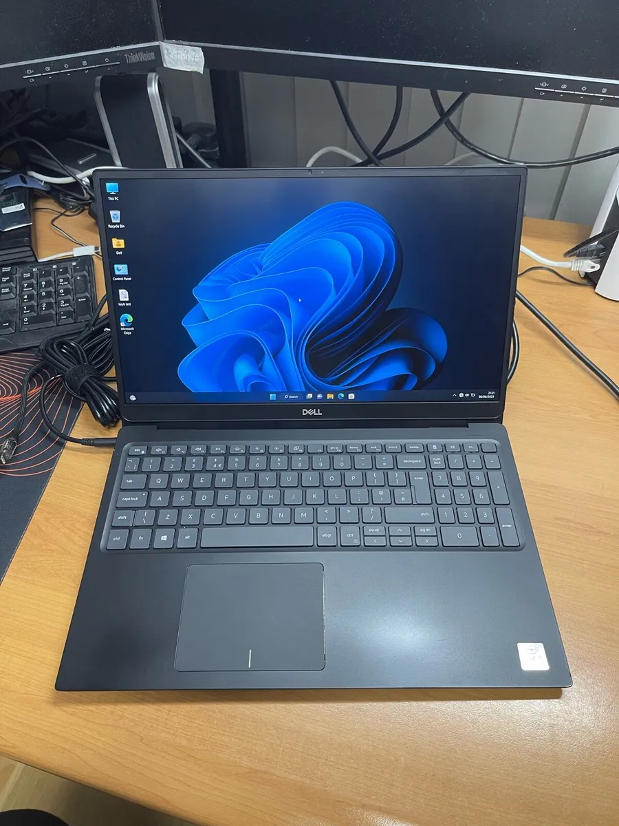 Dell laptop i5 pro 10 Gen 8/256 win 11 pro - Image 1