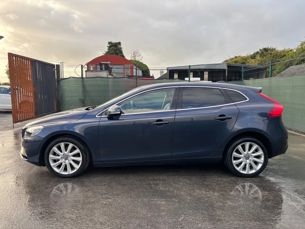 151 Volvo V 40 Automatic Light Damage - Image 3