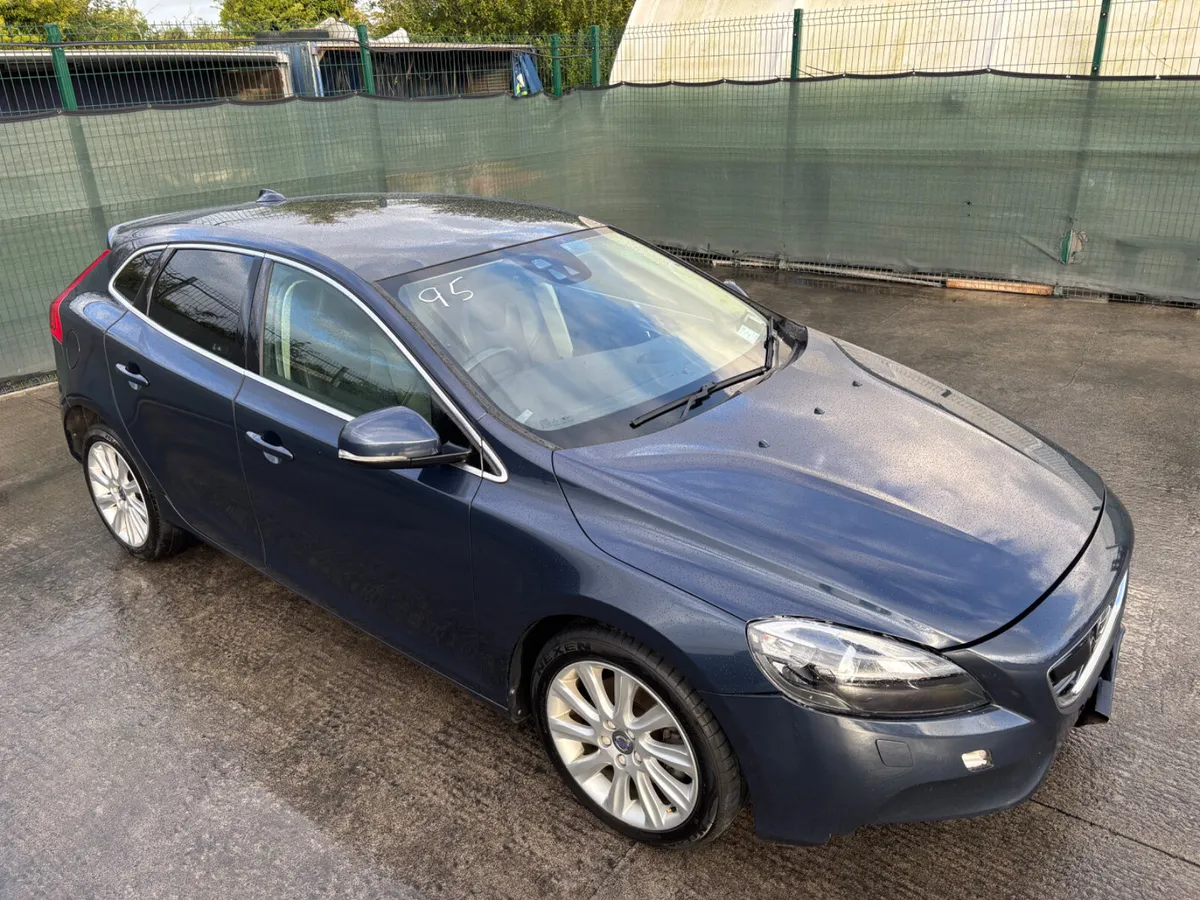 151 Volvo V 40 Automatic Light Damage - Image 2
