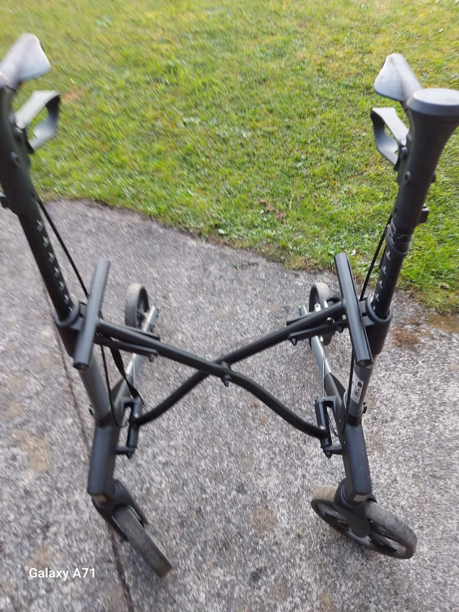 ROLLATOR ANS-18-122-90087, supports up to 150KG - Image 3