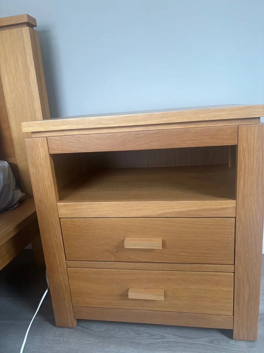 Oak Bed & Bedside Lockers - Image 3