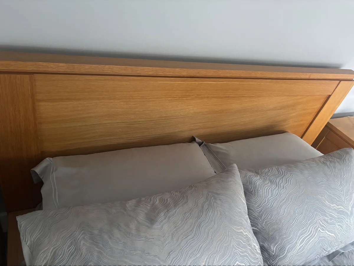 Oak Bed & Bedside Lockers - Image 4