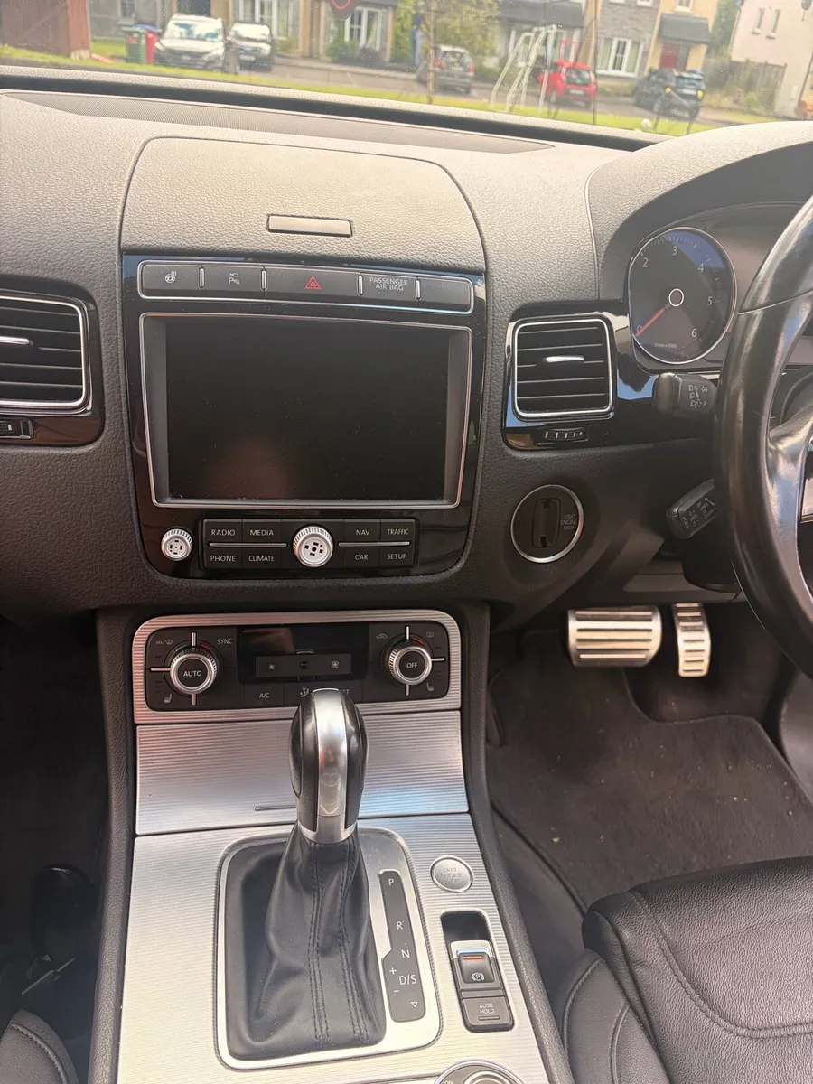 Volkswagen Touareg 3.0 TDI V6 R LINE N1 - Image 3