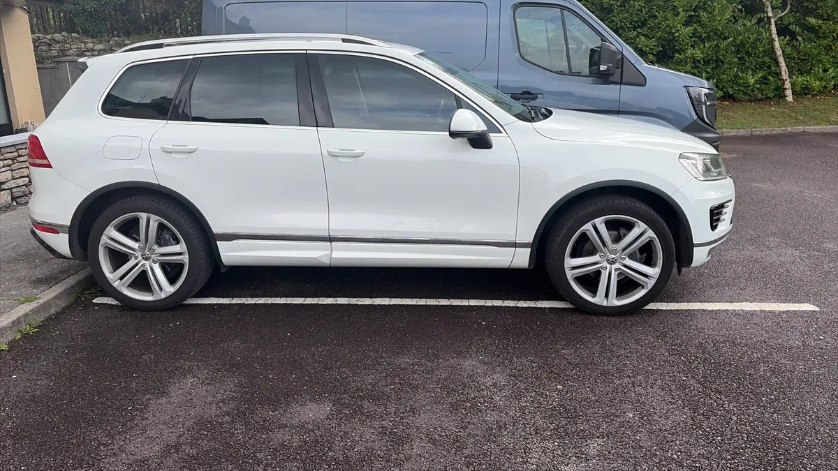Volkswagen Touareg 3.0 TDI V6 R LINE N1 - Image 4