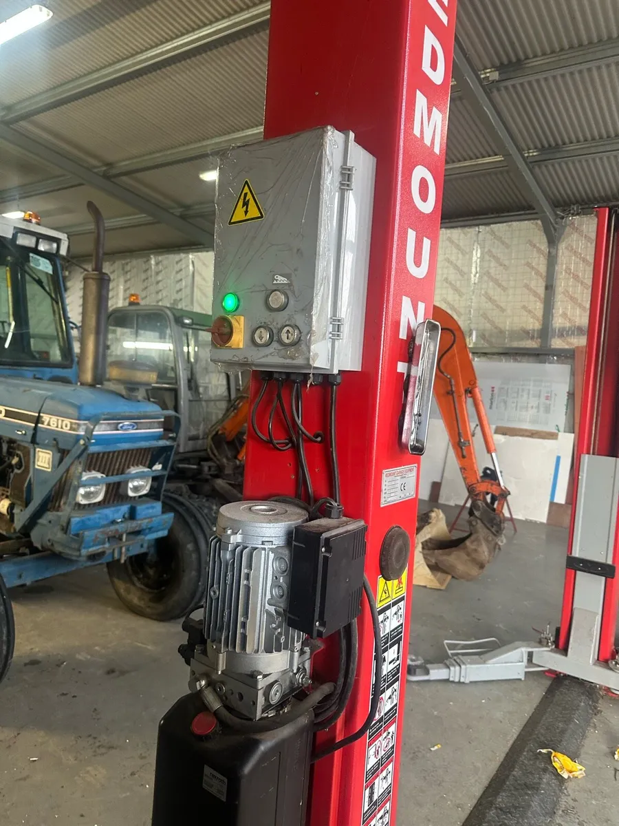 4 Tonne RedMount 2-post vehicle lift - Image 2