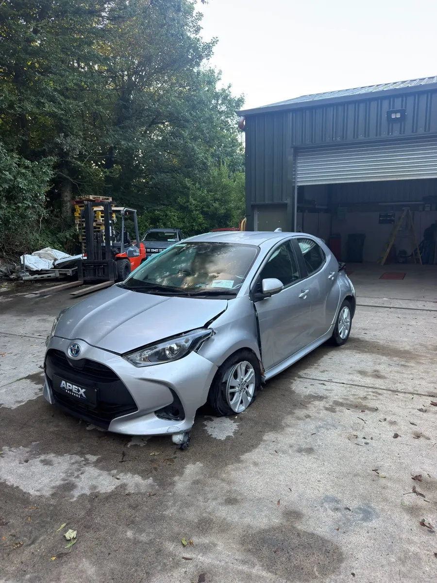 2023 Toyota Yaris Hyrbid - Image 3