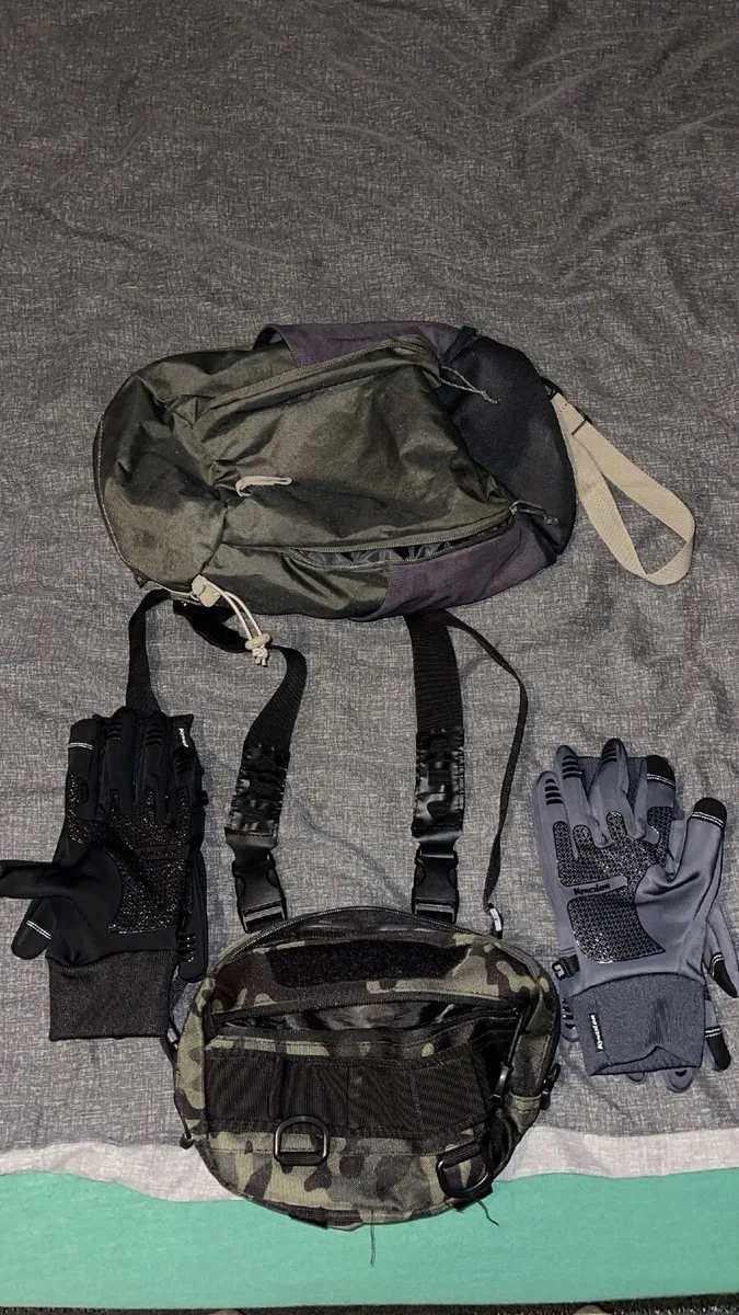Fishing bags/gloves - Image 1