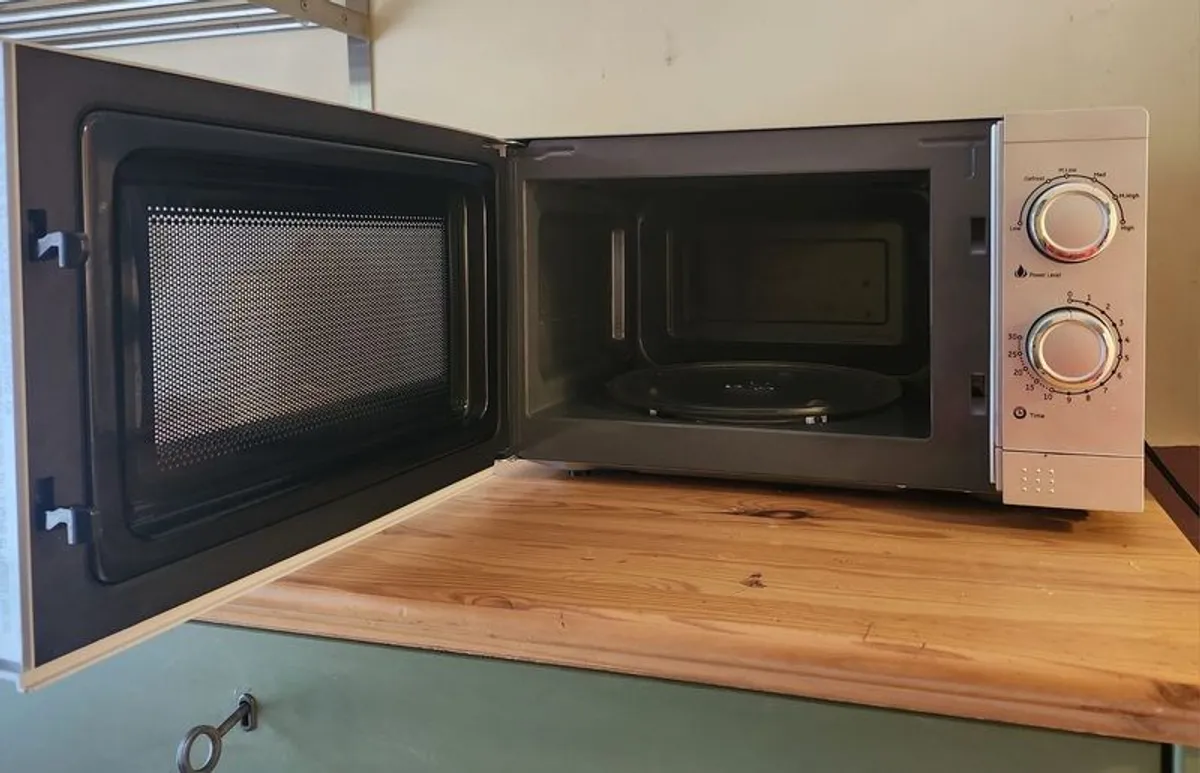 microwave Dimplex 20L Freestanding Silver Microwave (800W) Perfect Condition - Image 2