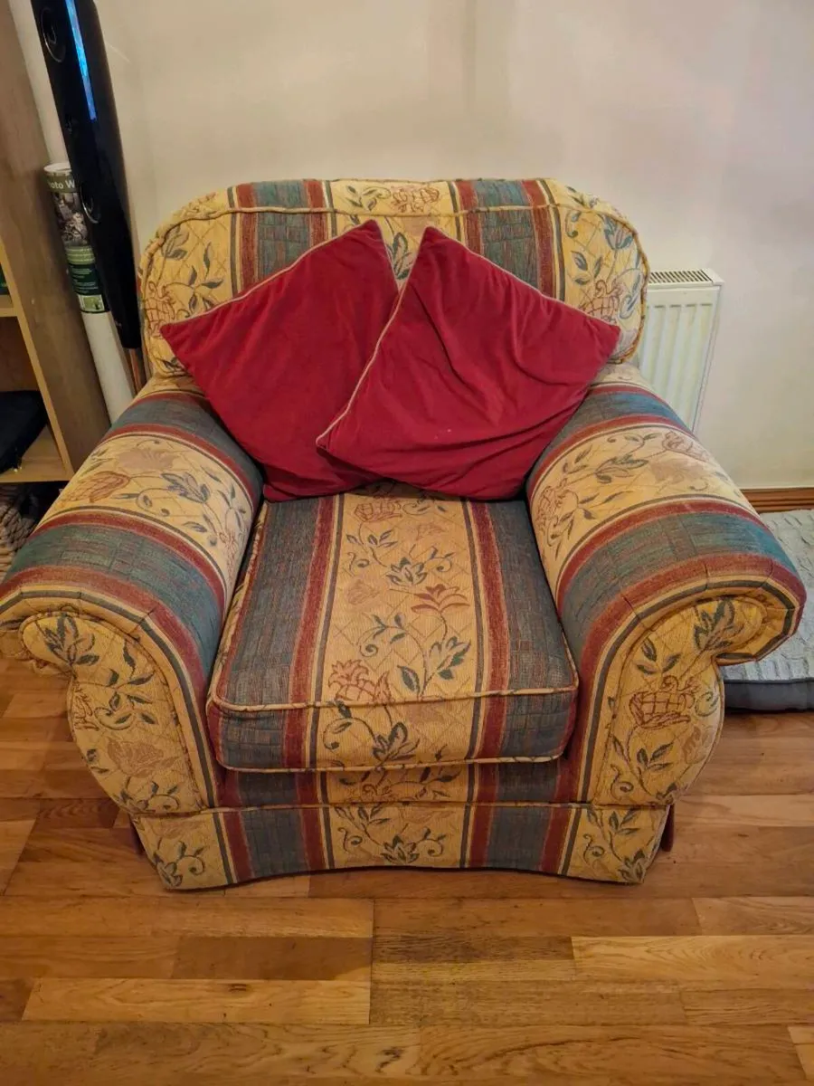 Couch 3 1 1 great condition only cleaned. Comfy. - Image 3