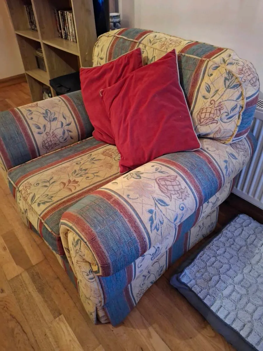 Couch 3 1 1 great condition only cleaned. Comfy. - Image 4