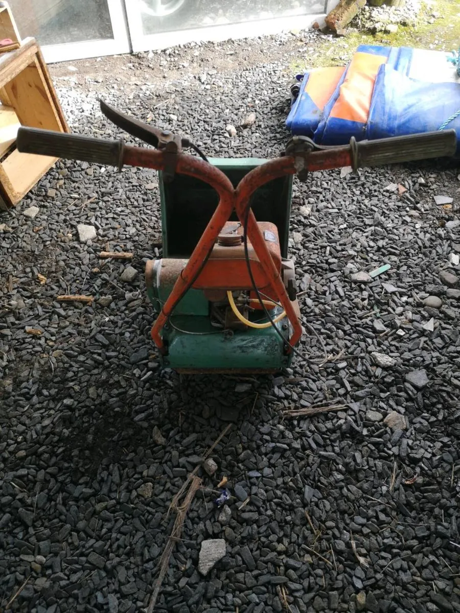 Vintage lawnmower - Image 2