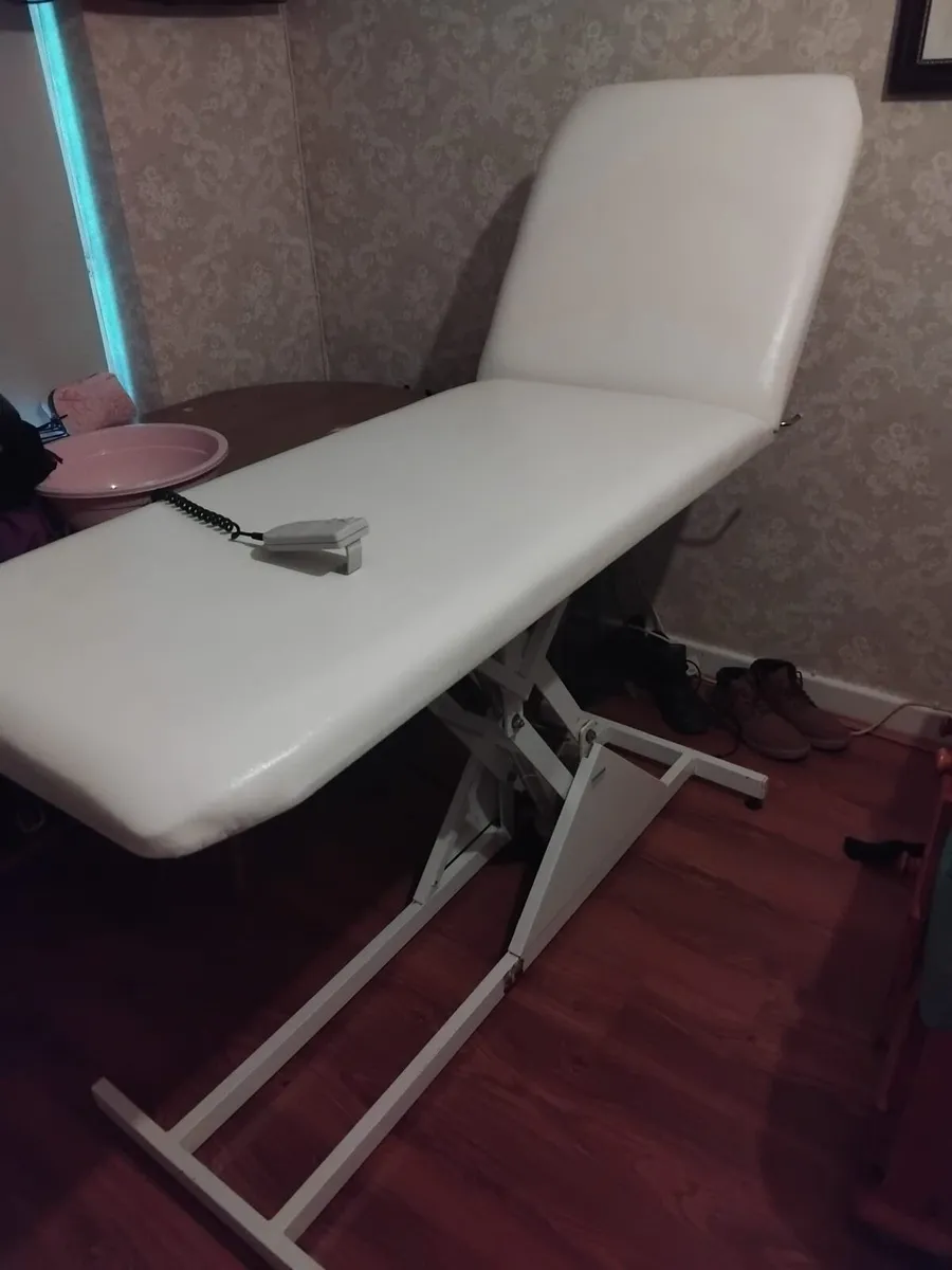 Beautician bed - Image 1